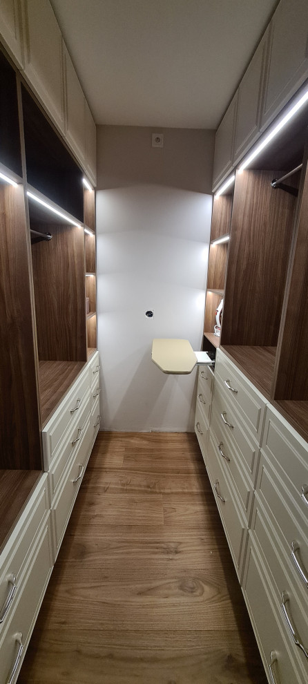 Гардеробная с гладильной доской