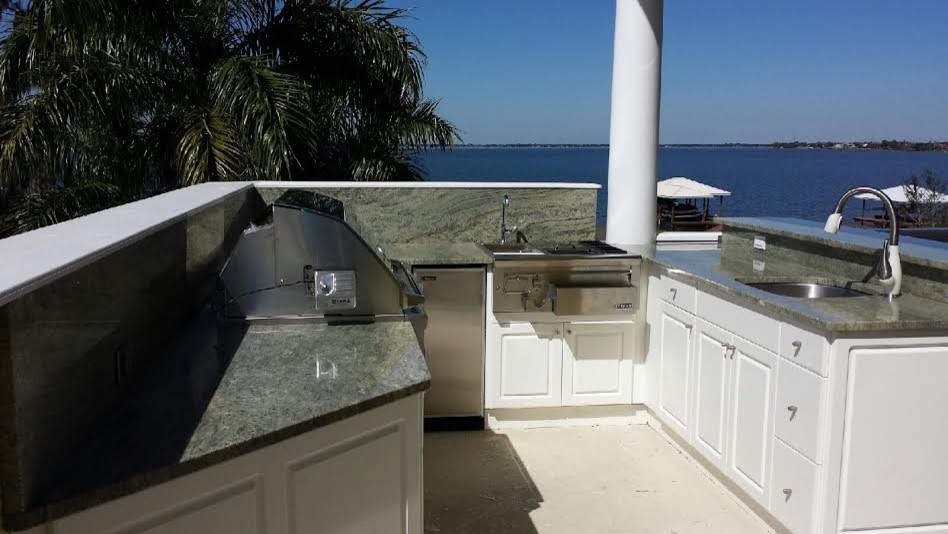 Outdoor kitchen deck - mid-sized transitional backyard outdoor kitchen deck idea in Miami