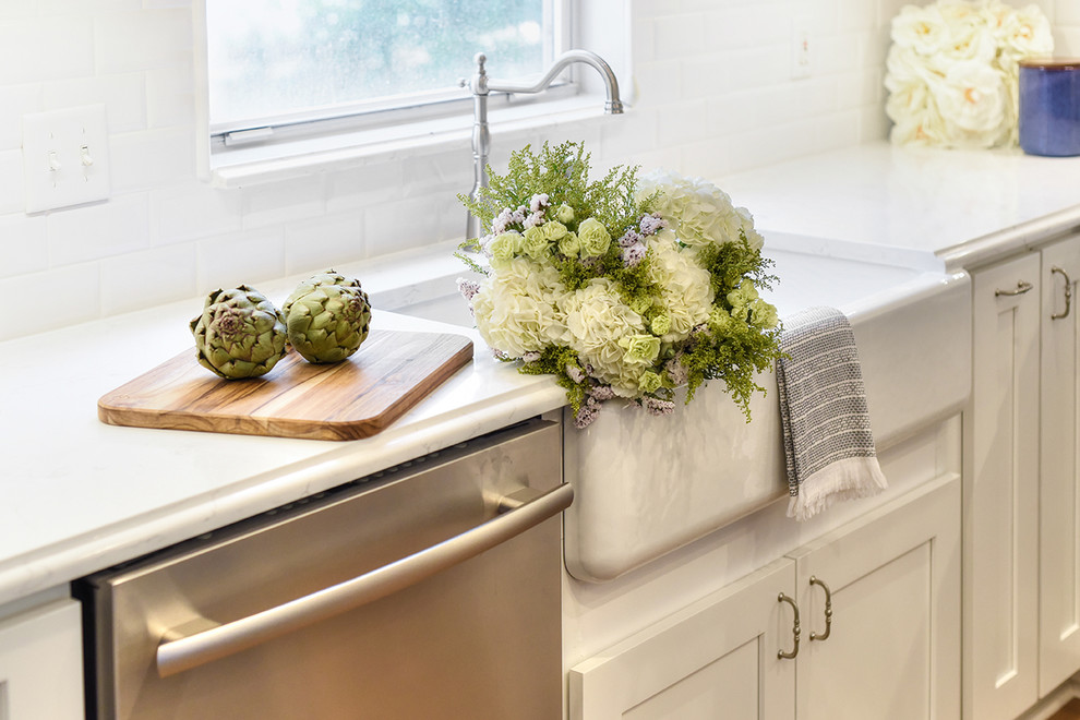 Eat-in kitchen - large transitional l-shaped medium tone wood floor eat-in kitchen idea in Jacksonville with a farmhouse sink, shaker cabinets, quartz countertops and an island