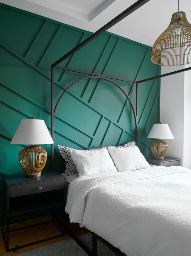 Imagen de dormitorio principal clásico renovado de tamaño medio con paredes verdes, suelo de madera en tonos medios, suelo marrón y panelado