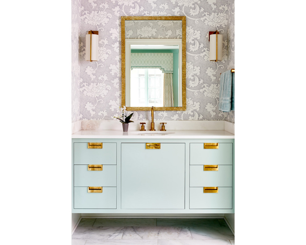 Foto de cuarto de baño principal moderno de tamaño medio con puertas de armario turquesas, encimera de mármol y encimeras blancas
