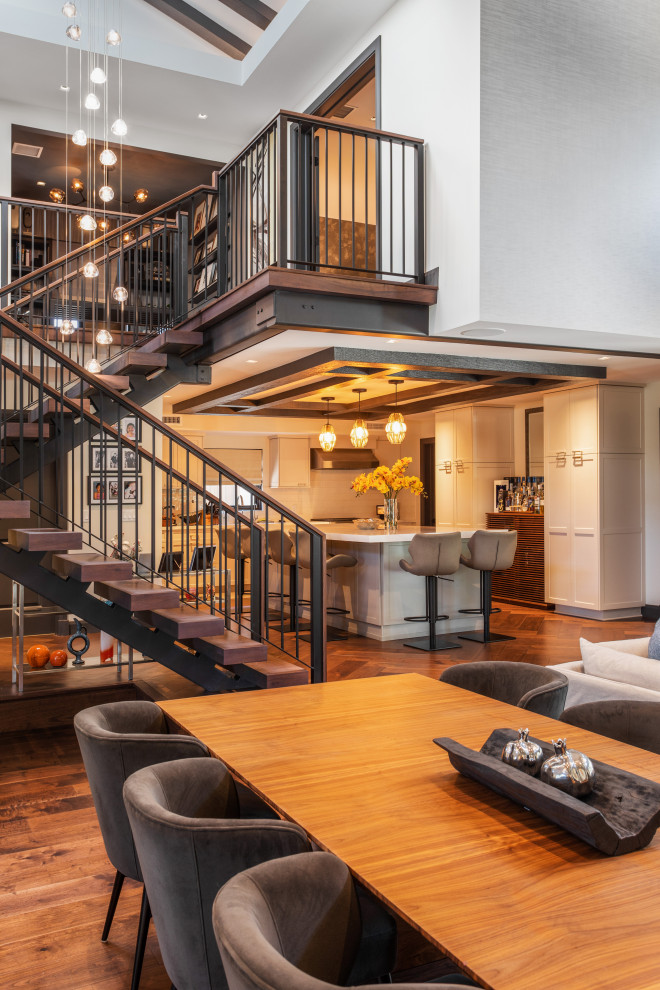 Esempio di un grande soggiorno design stile loft con parquet scuro, pavimento marrone e soffitto in carta da parati