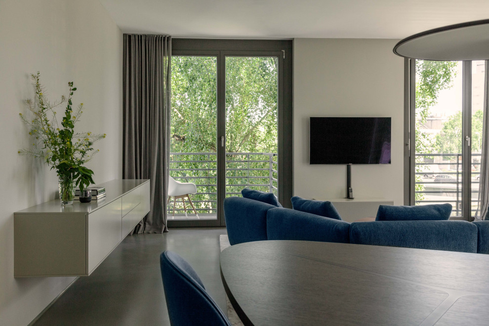Geräumiges Modernes Hauptschlafzimmer ohne Kamin mit grauer Wandfarbe, Betonboden, grauem Boden, eingelassener Decke und Tapetenwänden in Berlin