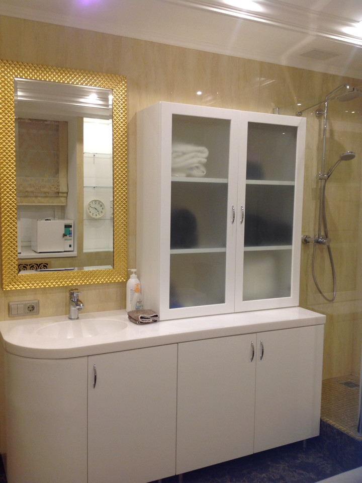 Зеркала в ванных комнатах: простые и сложные