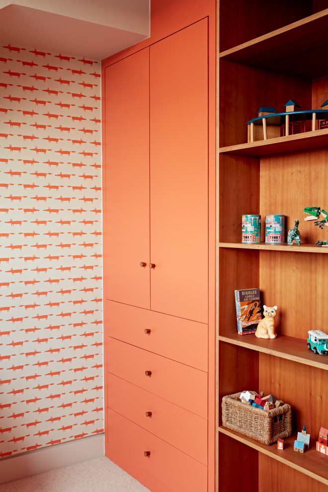Стильный дизайн: маленькая нейтральная детская с игровой в скандинавском стиле с оранжевыми стенами, ковровым покрытием, бежевым полом, сводчатым потолком и обоями на стенах для на участке и в саду, ребенка от 4 до 10 лет - последний тренд