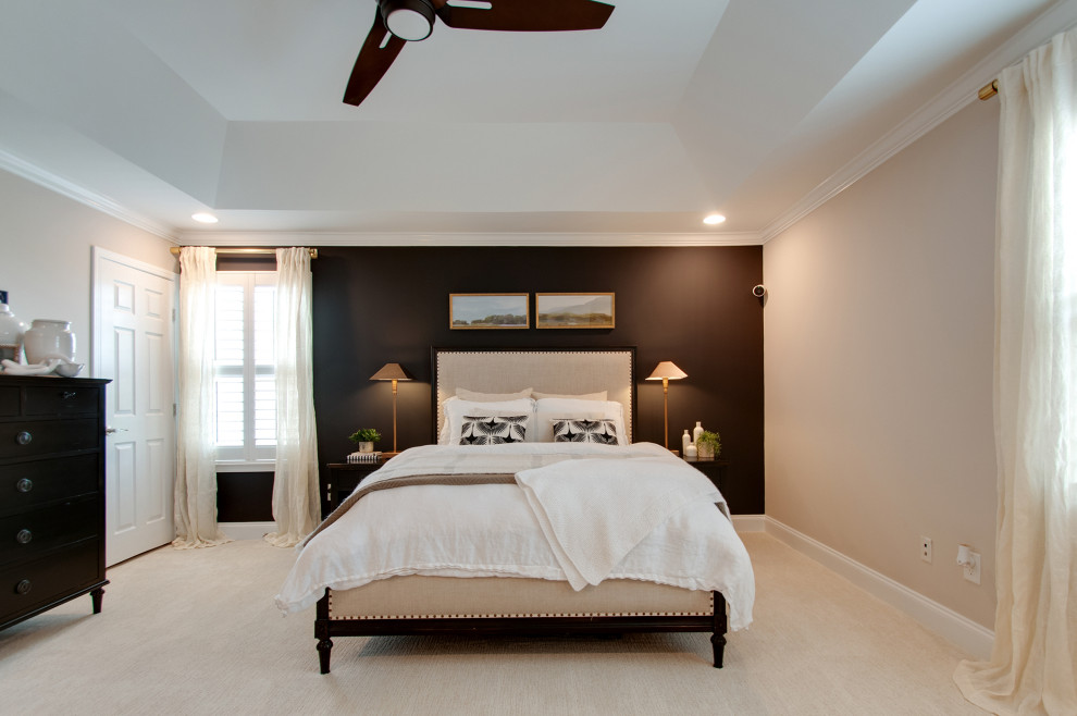 Пример оригинального дизайна: хозяйская спальня среднего размера в стиле ретро с черными стенами, ковровым покрытием, бежевым полом и многоуровневым потолком