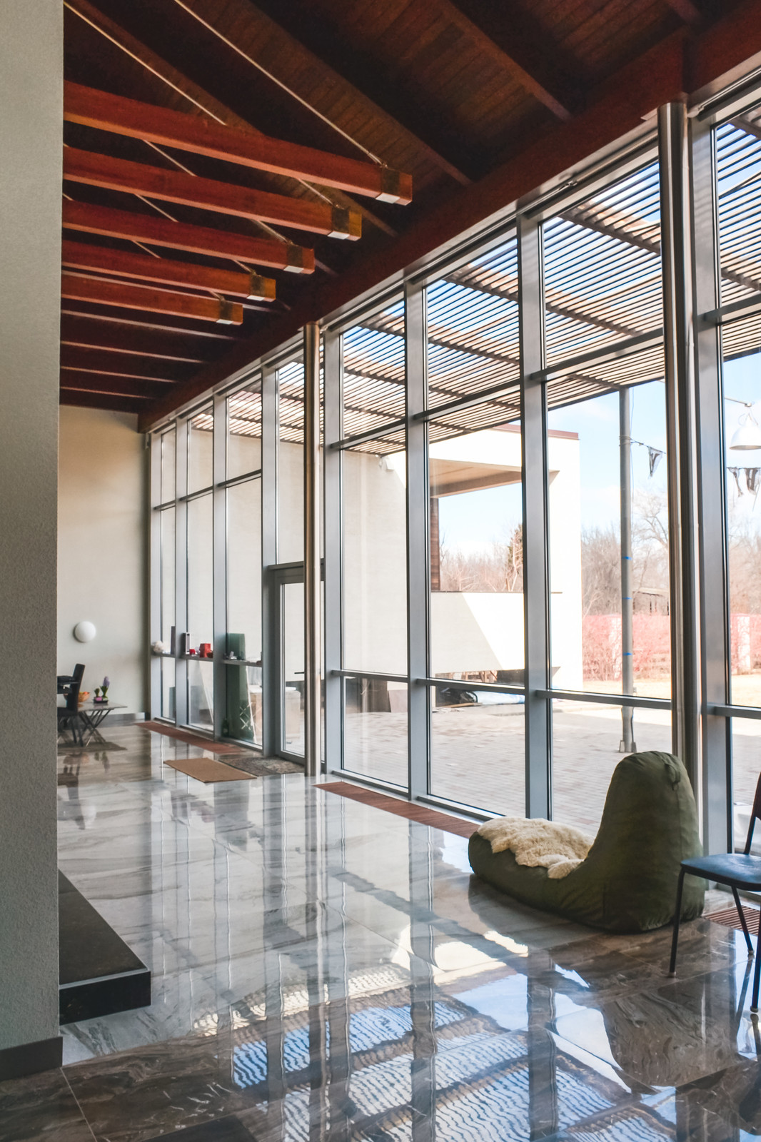 Загородный дом с лестницей-водопадом