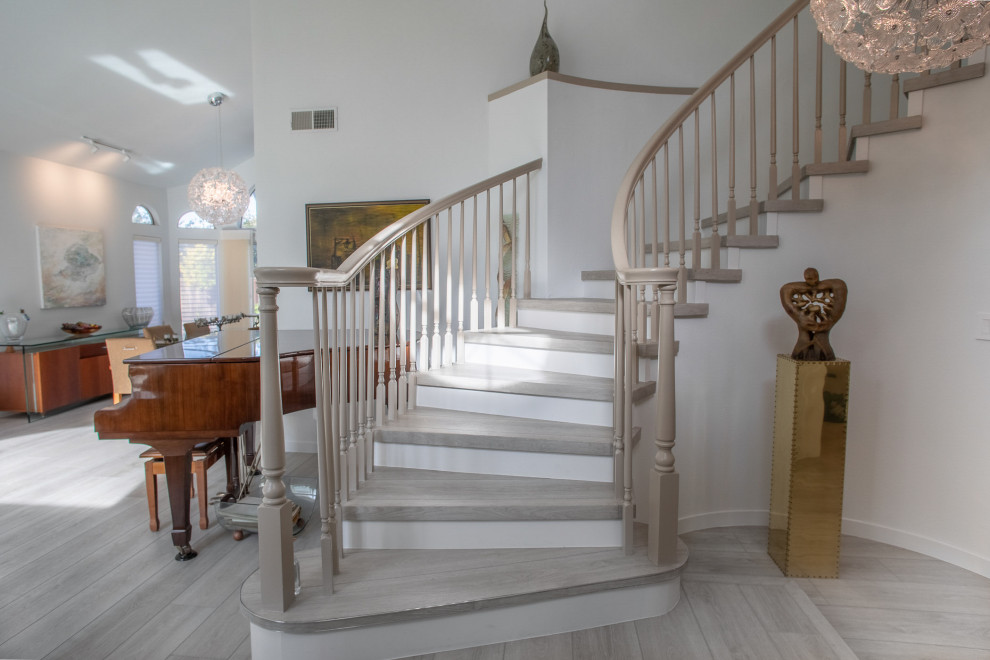 Идея дизайна: большая изогнутая бетонная лестница в классическом стиле с крашенными деревянными ступенями и деревянными перилами