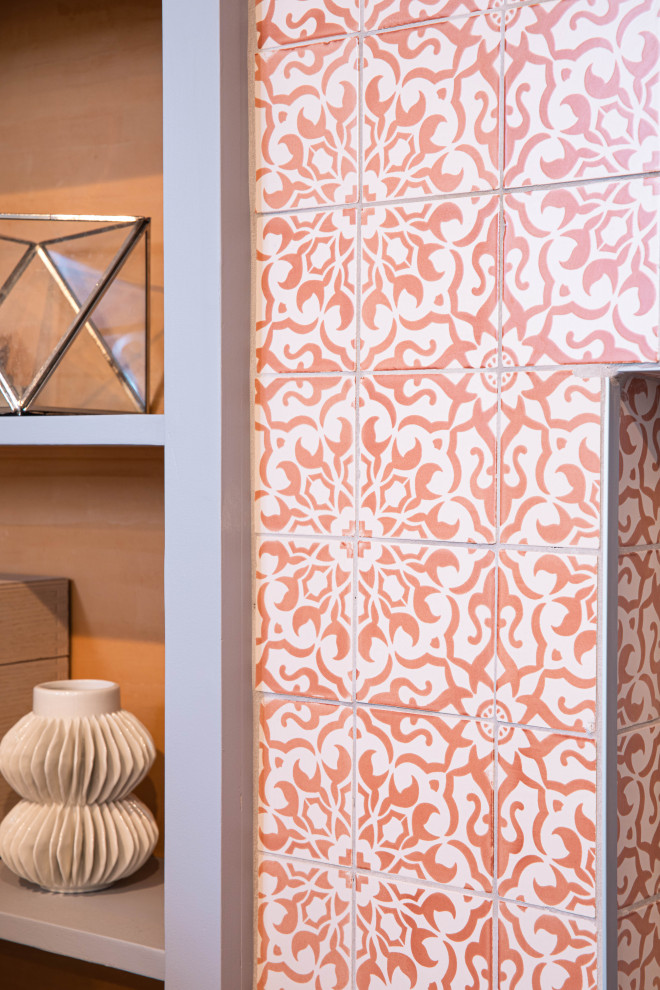 Пример оригинального дизайна: гостиная комната среднего размера в современном стиле с оранжевыми стенами, стандартным камином, фасадом камина из плитки, отдельно стоящим телевизором и обоями на стенах