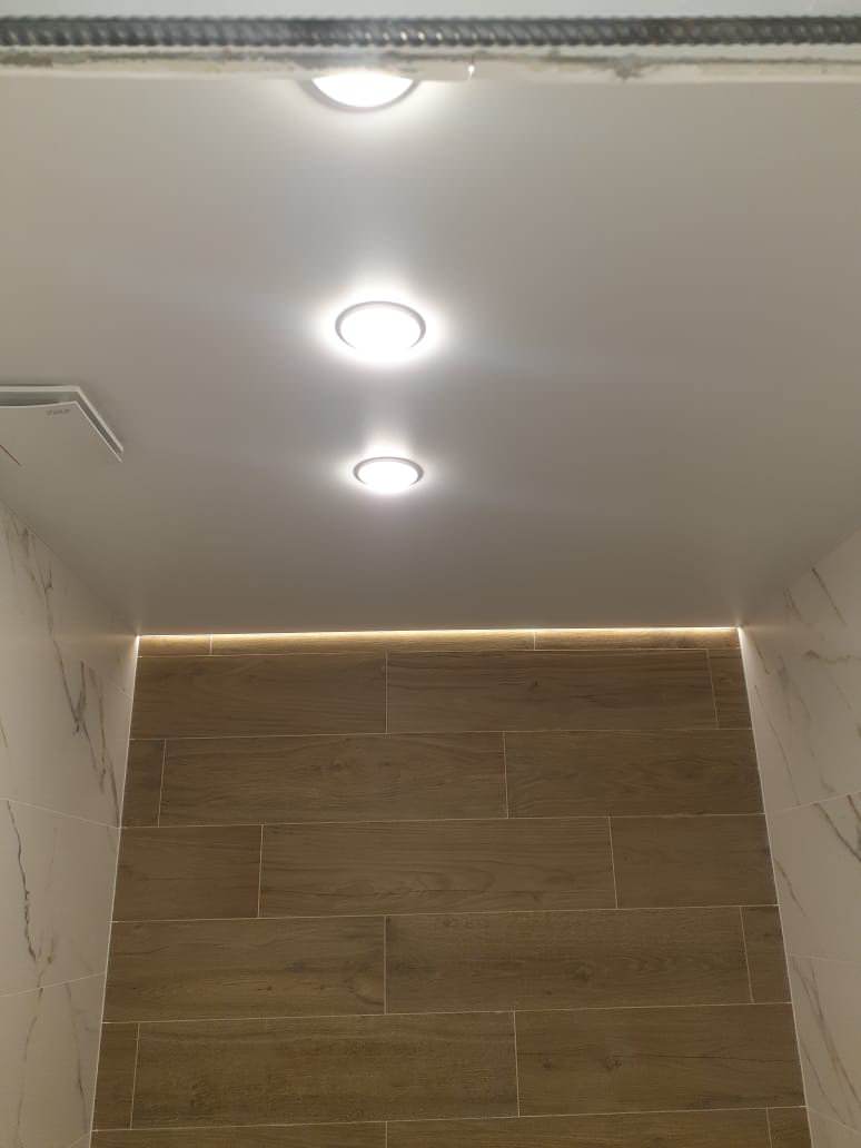 Подсветка фронтальной стены в ванной