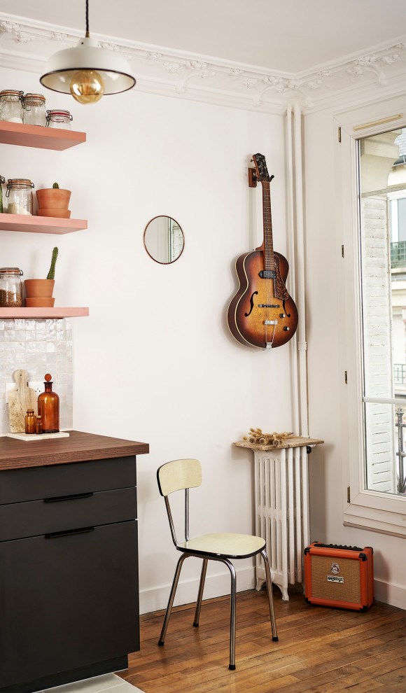 Inspiration for a medium sized retro l-shaped open plan kitchen in Paris with wood worktops and beige splashback.