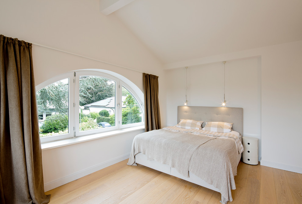 Photo of a mid-sized contemporary master bedroom in Dusseldorf with white walls, medium hardwood floors and no fireplace.