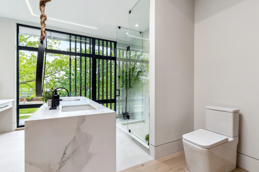 Inspiration for a modern home design remodel in Toronto