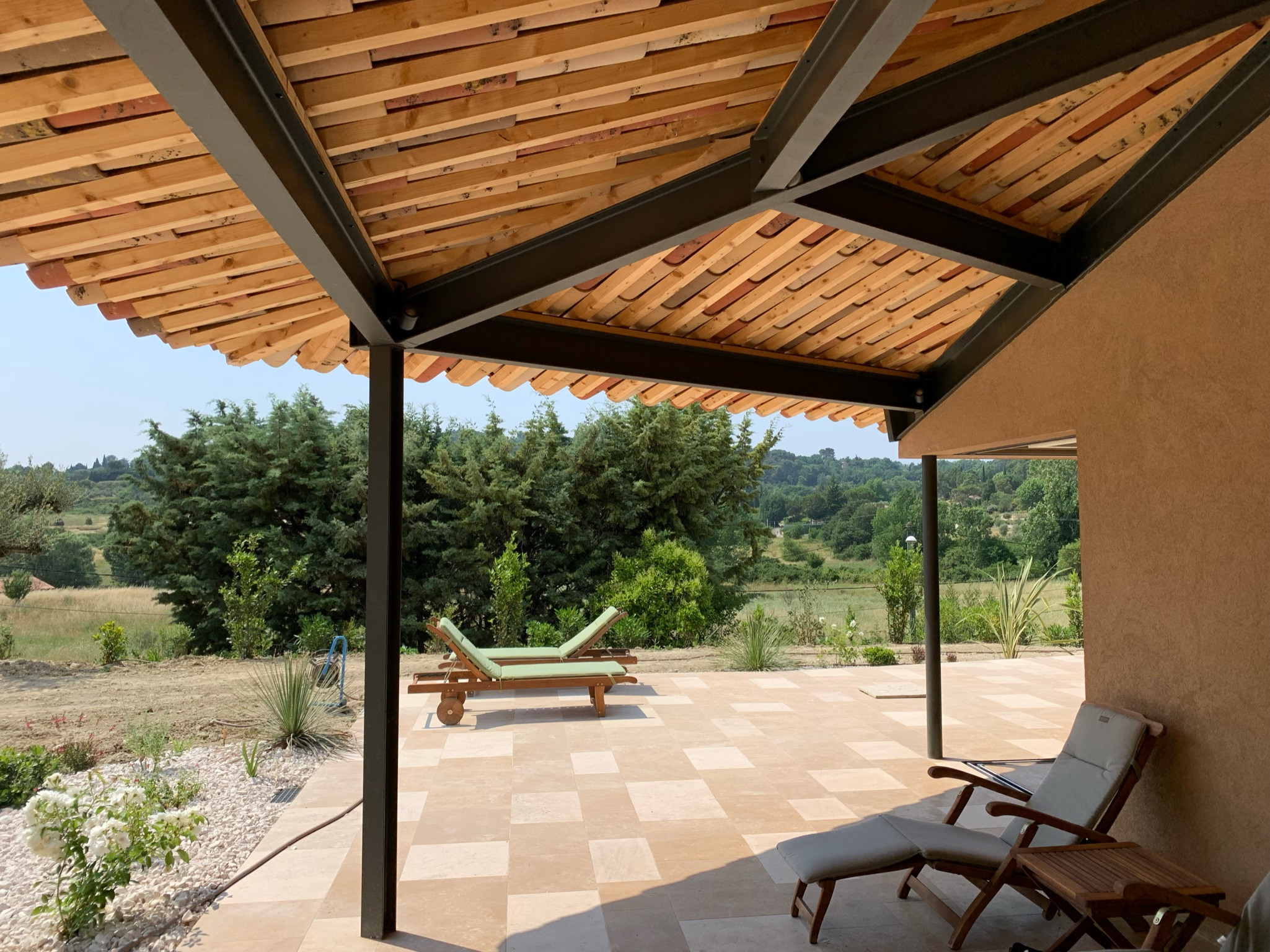 terrasse couverte et débords de toiture