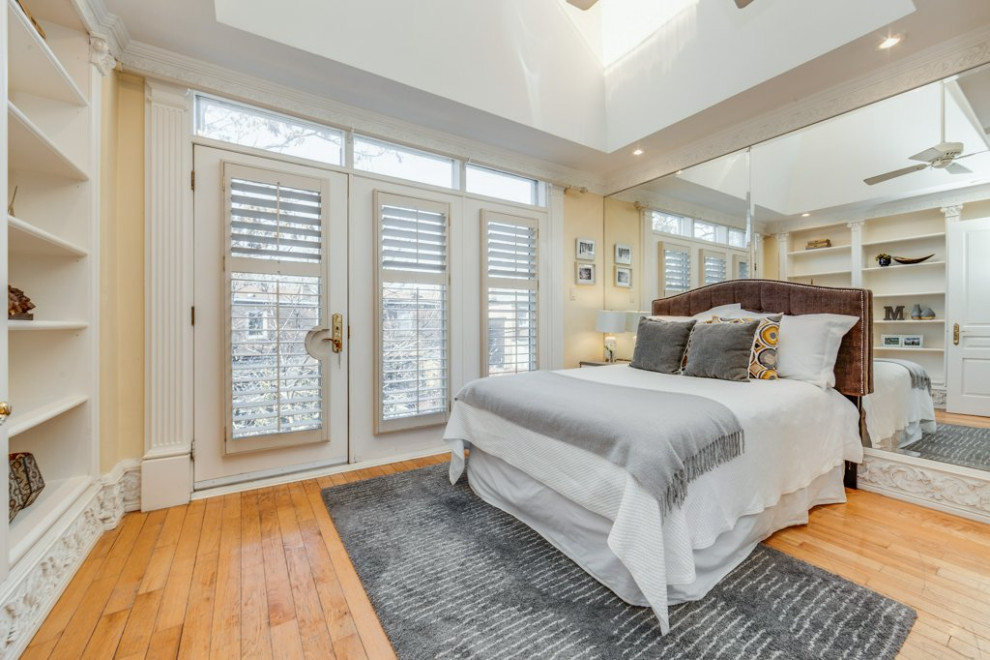 Transitional home design photo in Toronto
