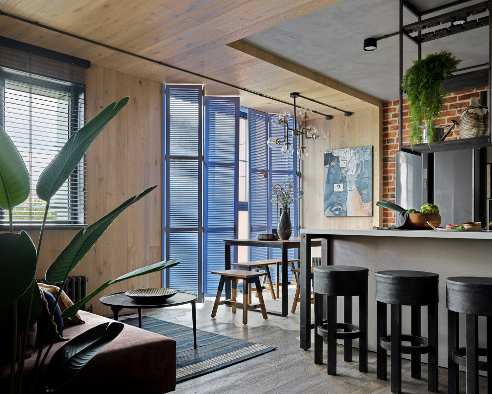 Immagine di una sala da pranzo aperta verso la cucina industriale di medie dimensioni con pareti beige, pavimento in legno massello medio, pavimento marrone, soffitto in legno e pareti in legno