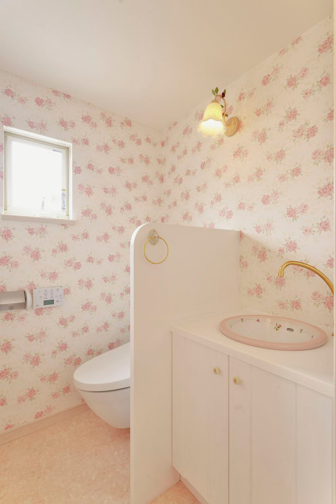 東京都下にあるトラディショナルスタイルのおしゃれなトイレ・洗面所 (オーバーカウンターシンク) の写真