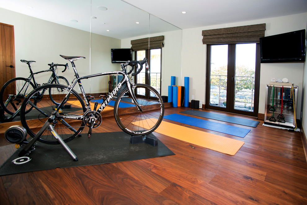 Photo of a contemporary home gym in Orange County.