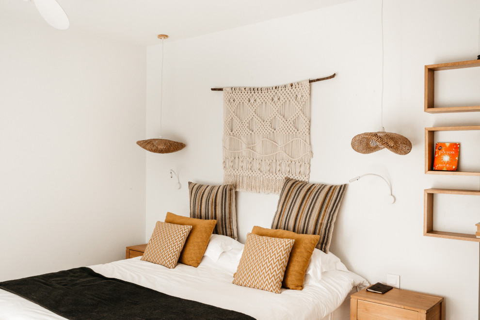 Источник вдохновения для домашнего уюта: большая серо-белая спальня в морском стиле с серыми стенами, полом из керамической плитки и серым полом