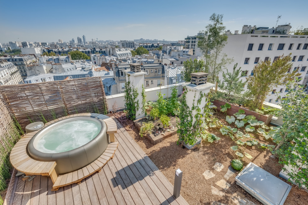 Cette image montre un toit terrasse sur le toit rustique de taille moyenne avec des solutions pour vis-à-vis et un garde-corps en bois.