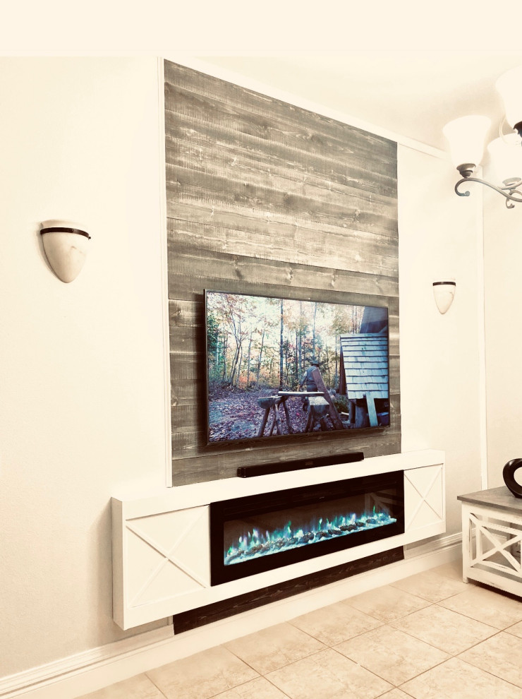 Idées déco pour un grand salon moderne avec un mur gris, cheminée suspendue et un téléviseur fixé au mur.