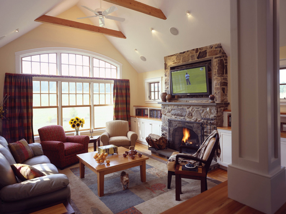 Design ideas for a traditional family room in Boston.