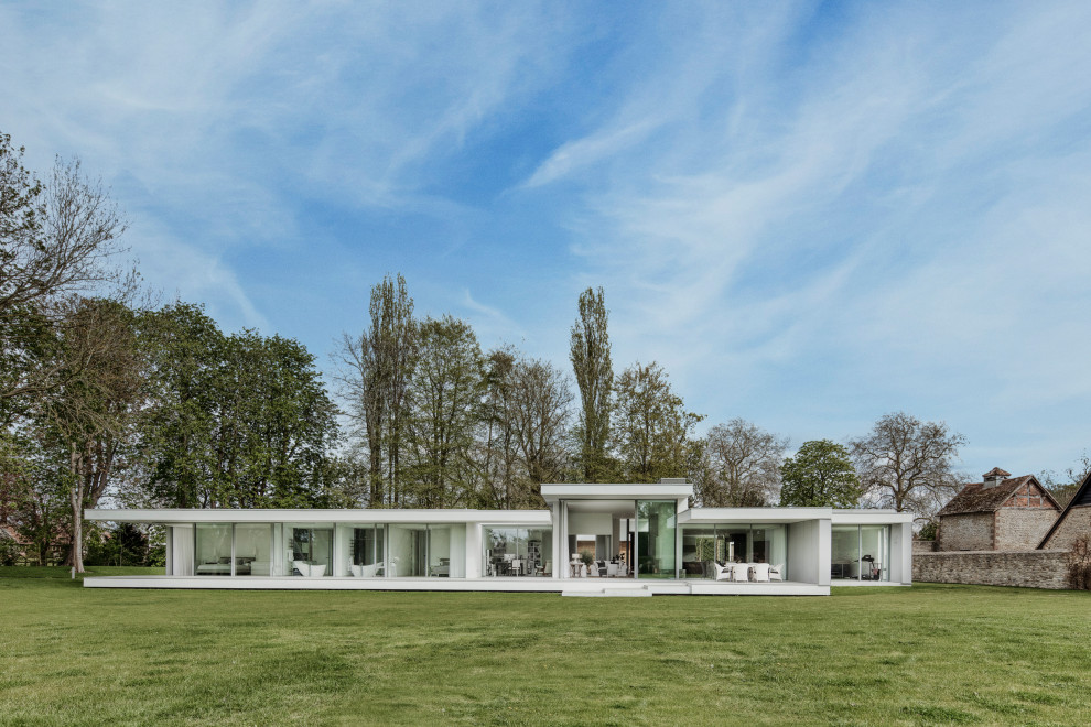 Großes, Einstöckiges Modernes Einfamilienhaus mit Putzfassade, weißer Fassadenfarbe und Flachdach in Oxfordshire