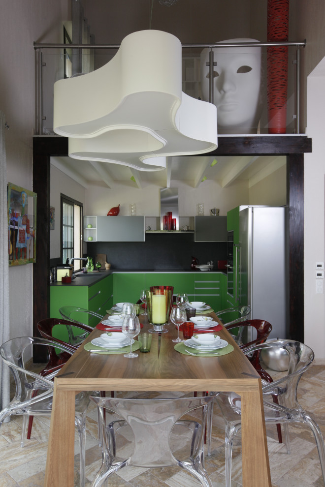 Пример оригинального дизайна: кухня-столовая среднего размера в современном стиле с бежевыми стенами, полом из травертина, бежевым полом и балками на потолке