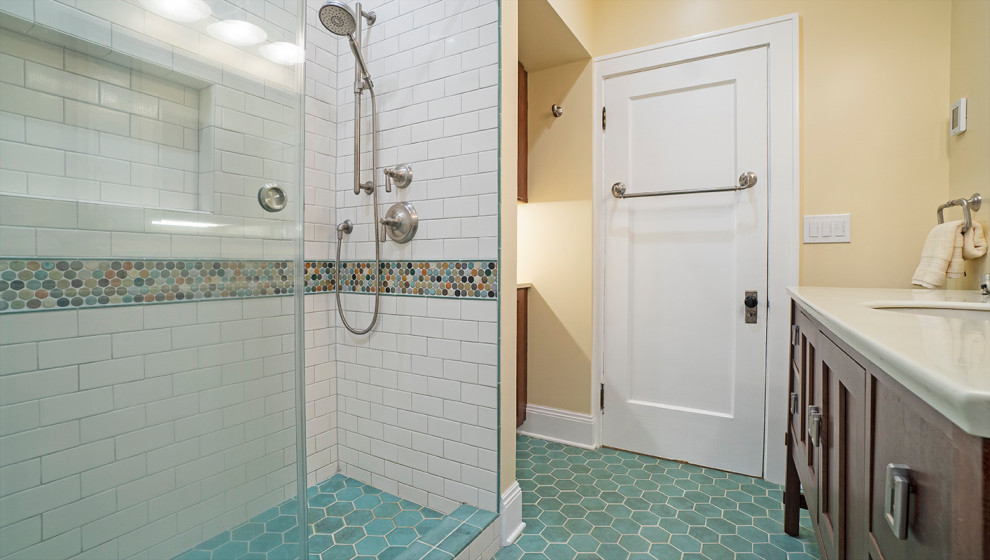 Exempel på ett mellanstort amerikanskt beige beige en-suite badrum, med luckor med infälld panel, skåp i mörkt trä, en öppen dusch, en toalettstol med separat cisternkåpa, flerfärgad kakel, gula väggar, ett integrerad handfat, granitbänkskiva, turkost golv och dusch med gångjärnsdörr