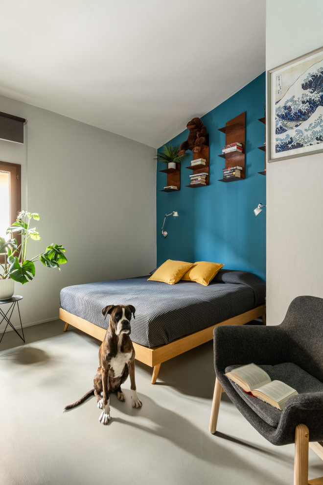 Kleines Skandinavisches Schlafzimmer im Dachboden im Loft-Style mit Betonboden und grauem Boden in Florenz