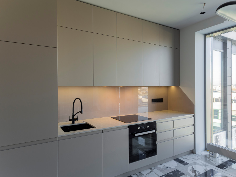 Большая стильная кухня в неоклассическом стиле в светлых тонах