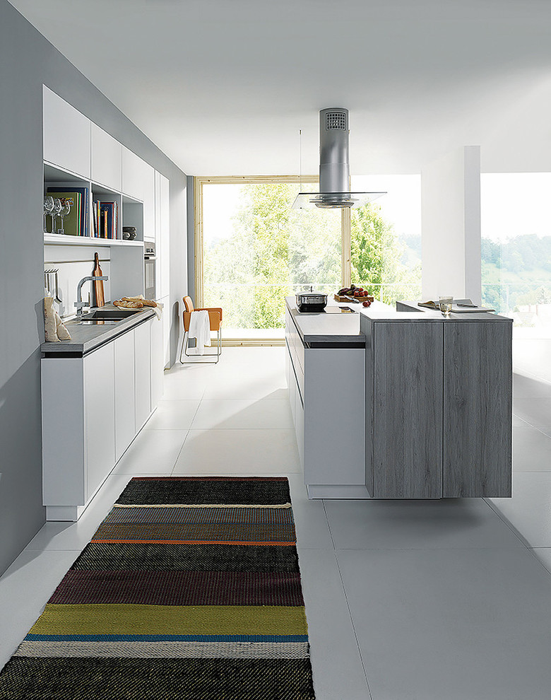 Moderne Küche mit weißen Schränken in Köln