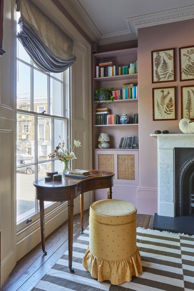 Großes, Repräsentatives, Fernseherloses, Abgetrenntes Klassisches Wohnzimmer mit rosa Wandfarbe, dunklem Holzboden, Kamin, Kaminumrandung aus Stein und braunem Boden in London