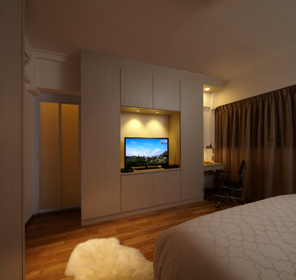 Foto de dormitorio principal asiático pequeño con paredes beige y suelo laminado