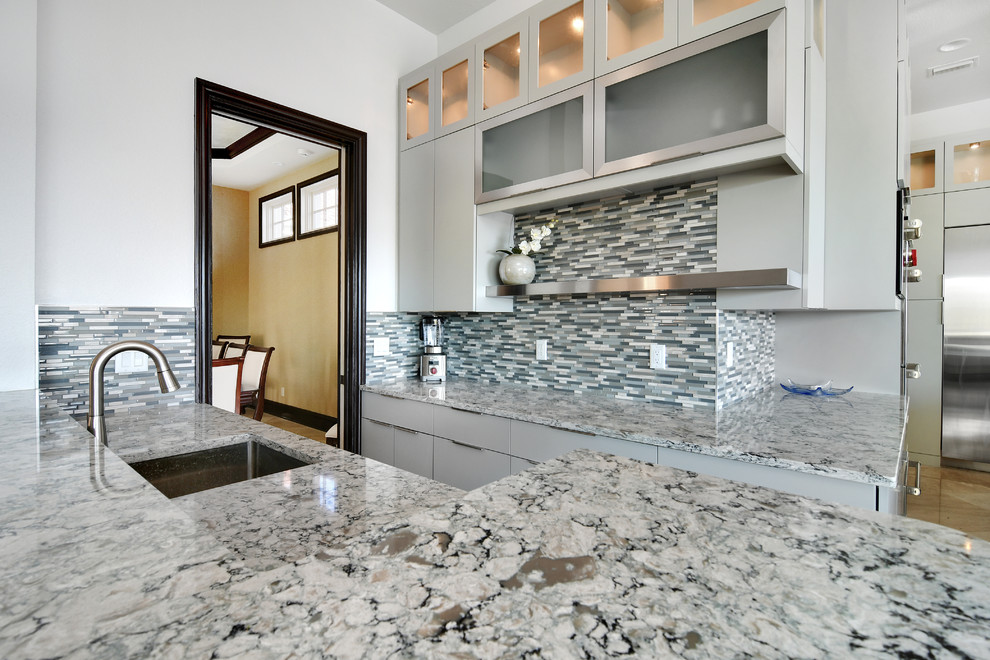 Kitchen - modern kitchen idea in Orlando
