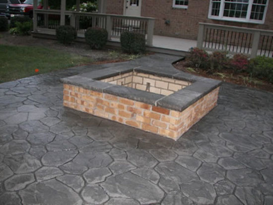 Photo of a mid-sized traditional backyard patio in Baltimore with a container garden, concrete slab and no cover.