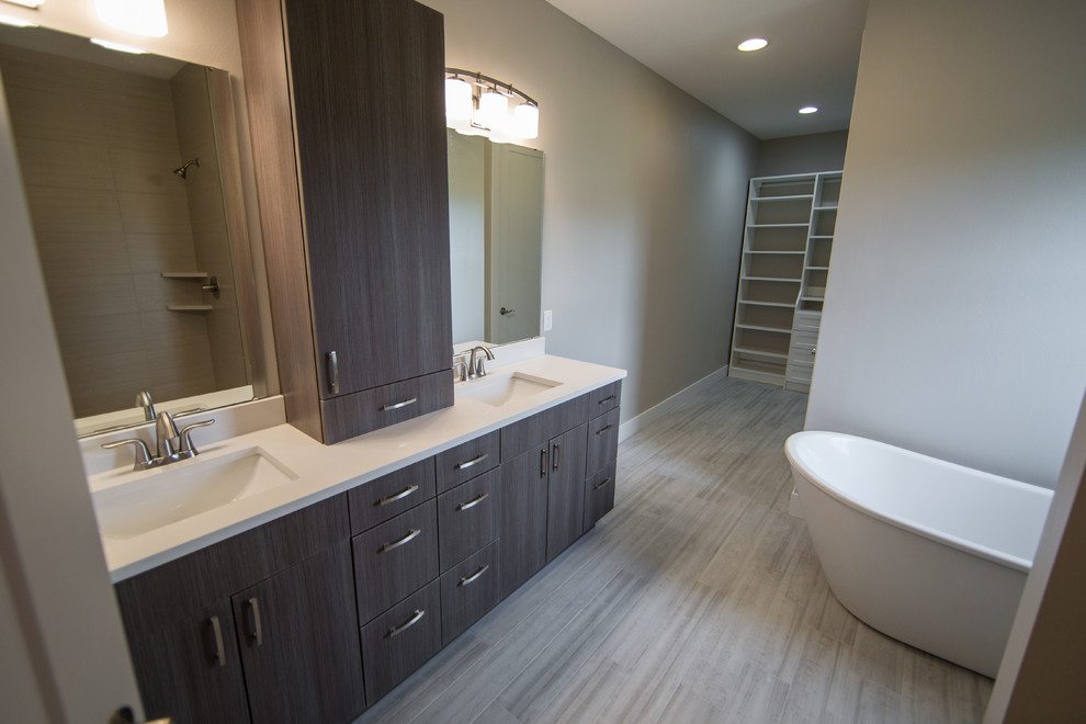 Example of a transitional bathroom design in Cedar Rapids
