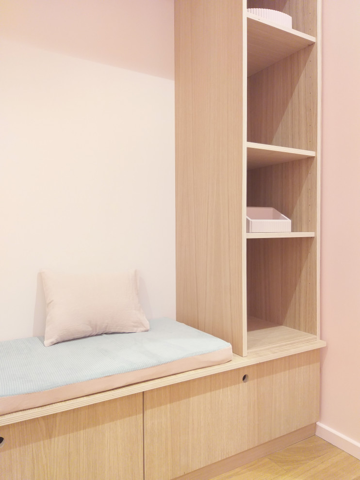 Свежая идея для дизайна: гардеробная комната среднего размера с открытыми фасадами и светлыми деревянными фасадами для женщин - отличное фото интерьера
