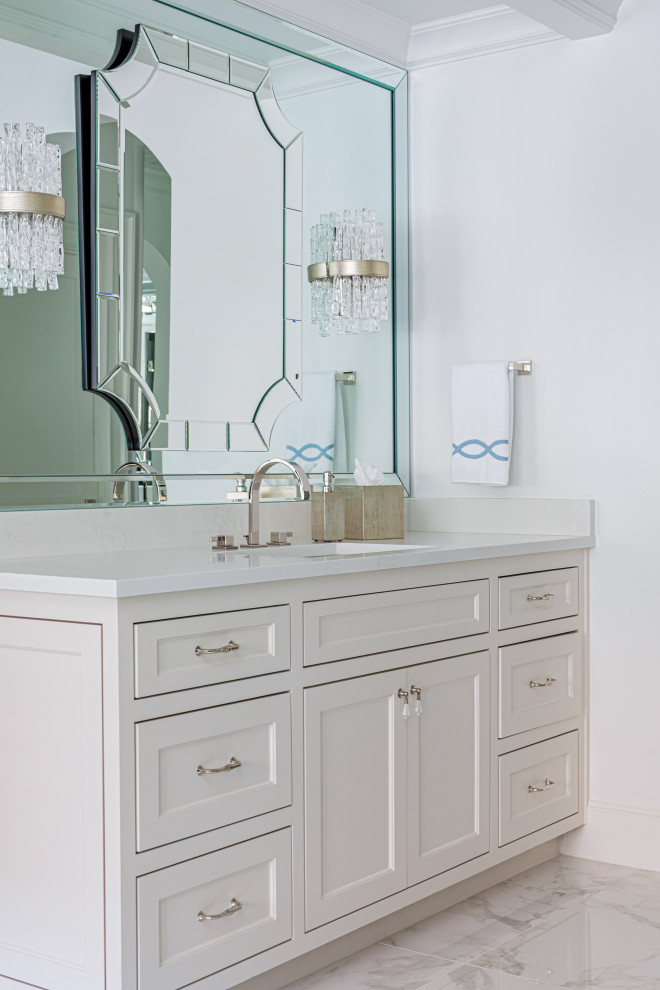 Transitional home design photo in Dallas
