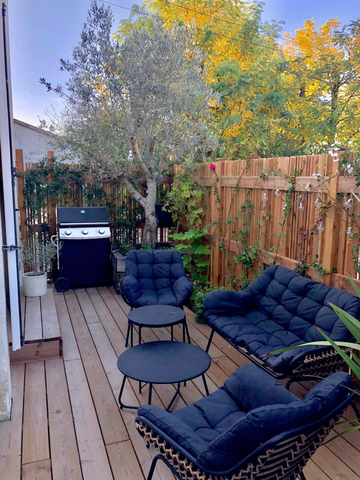 Immagine di una piccola privacy sulla terrazza minimalista a piano terra con nessuna copertura e parapetto in legno