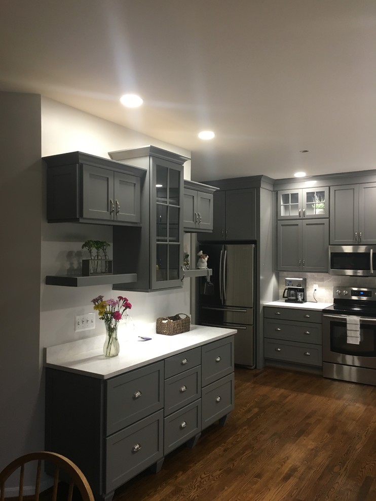 Kitchen - transitional kitchen idea in Cincinnati