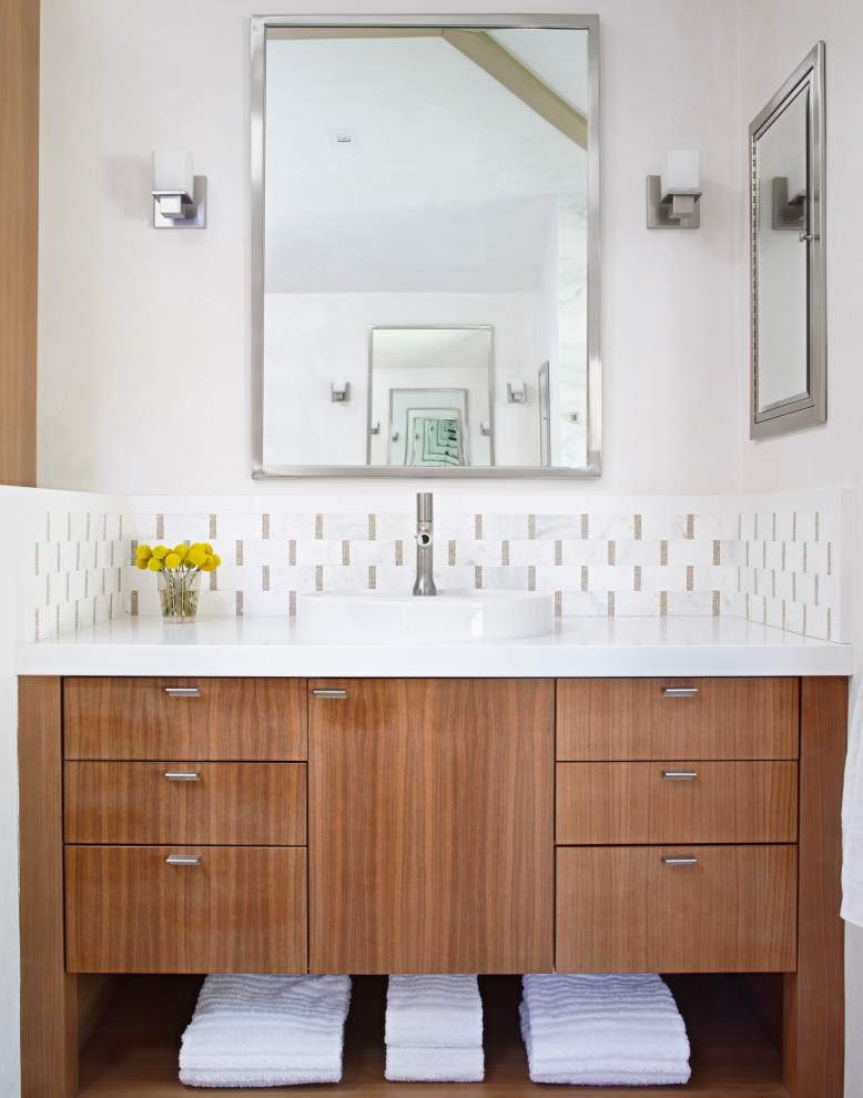Moderne Gästetoilette mit hellbraunen Holzschränken, weißer Wandfarbe, weißer Waschtischplatte, eingebautem Waschtisch, gewölbter Decke, flächenbündigen Schrankfronten, weißen Fliesen und Marmorfliesen in Santa Barbara