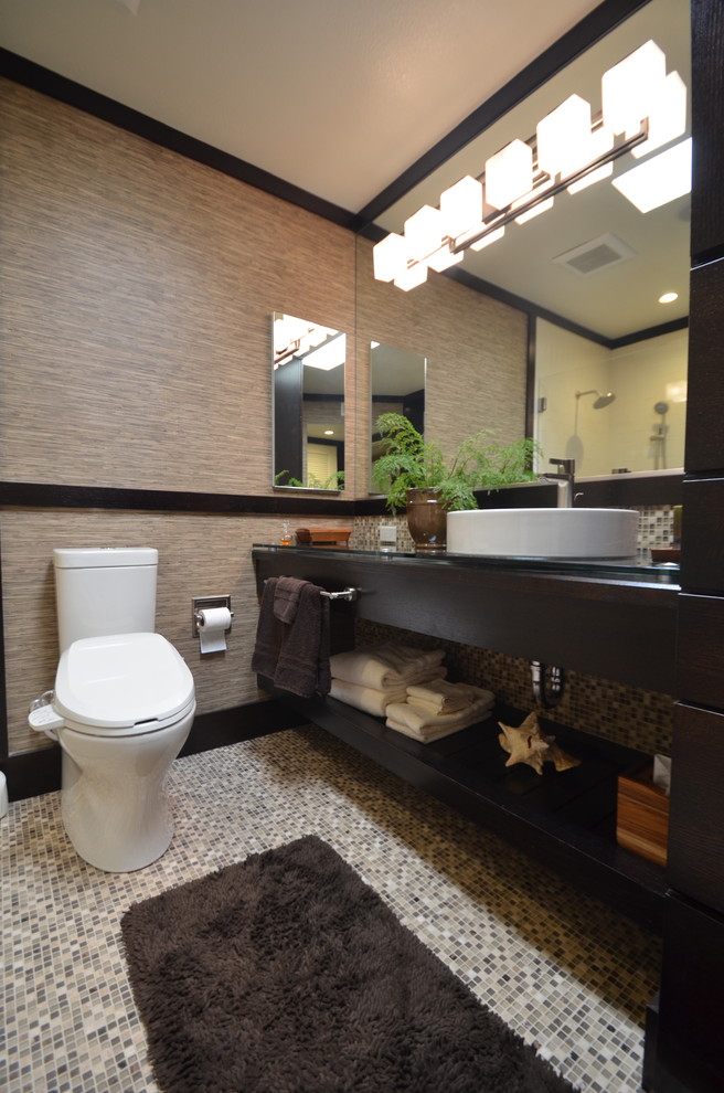 Asian master bathroom in San Francisco with shaker cabinets, black cabinets, a curbless shower, beige walls and a vessel sink.