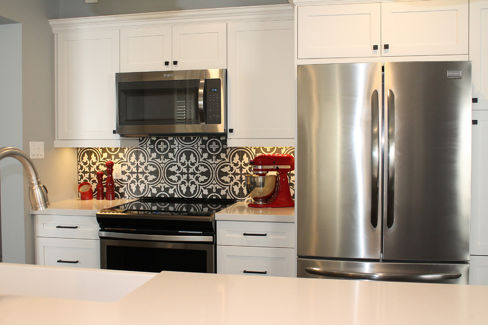 Transitional kitchen photo in Toronto