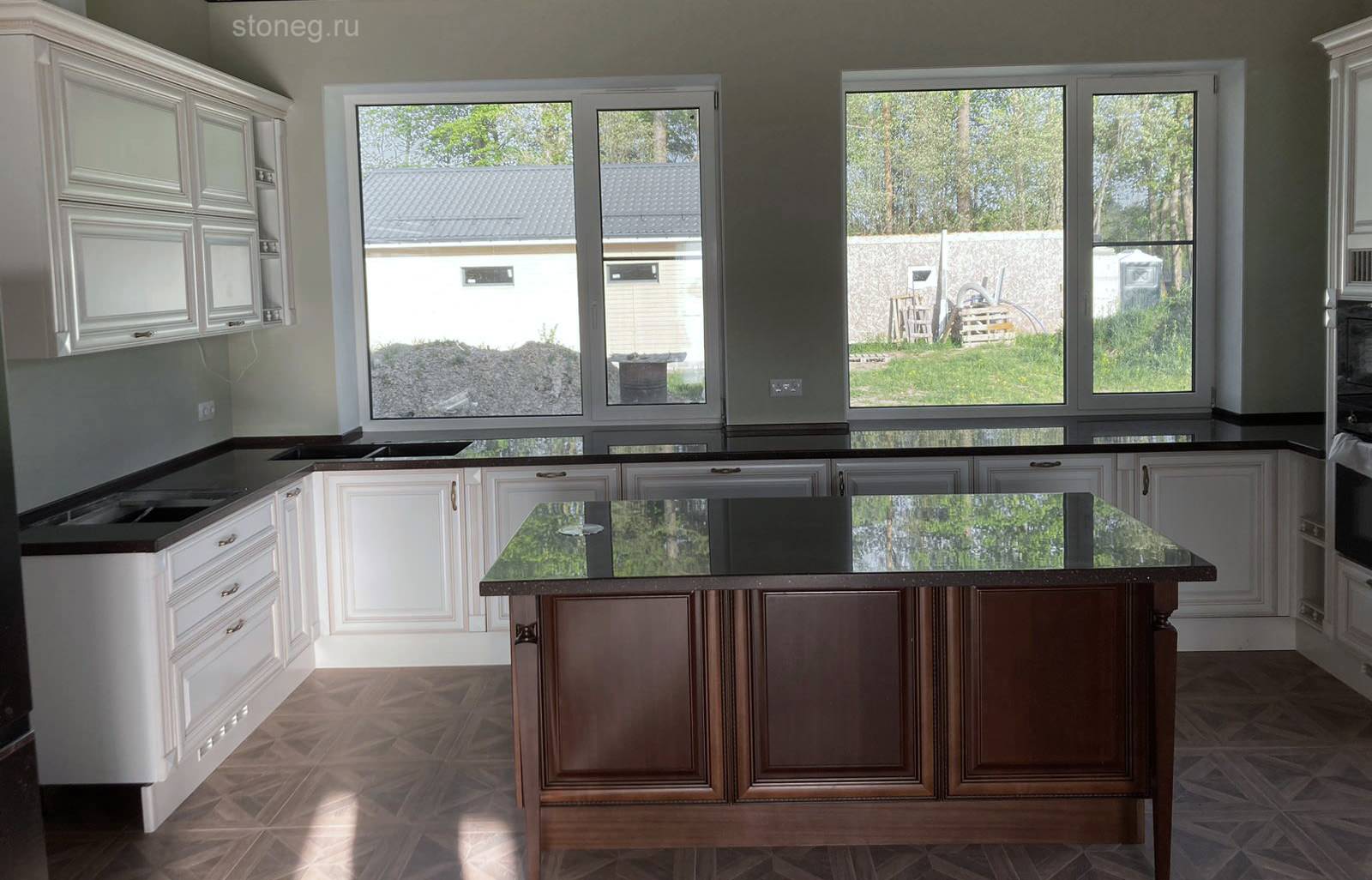 Классический интерьер кухни со столешницами из искусственного камня