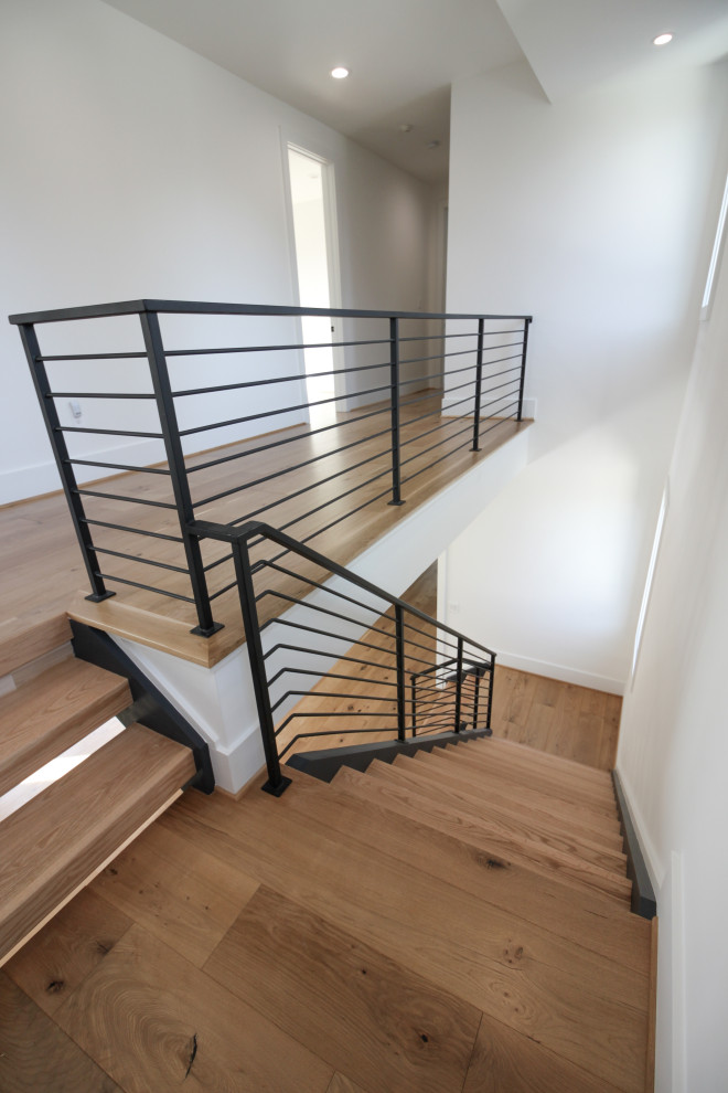 Источник вдохновения для домашнего уюта: прямая лестница среднего размера в современном стиле с деревянными ступенями и металлическими перилами