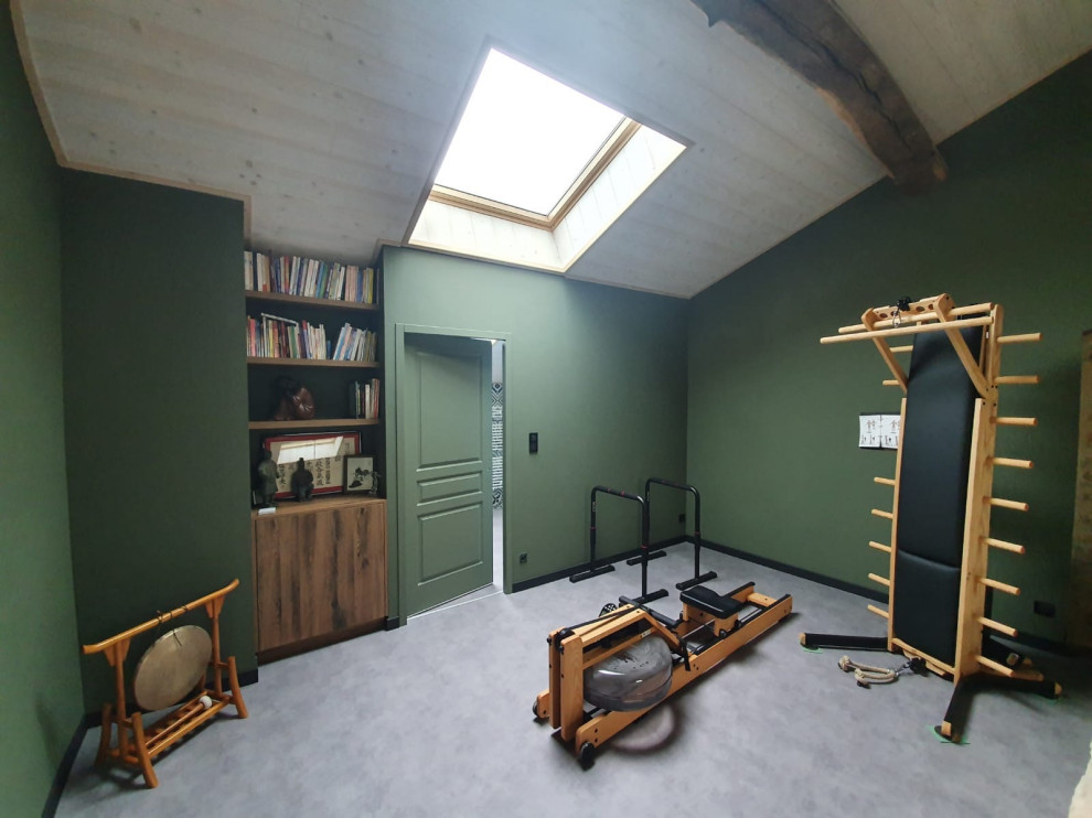 他の地域にあるお手頃価格の中くらいなおしゃれなトレーニングルーム (緑の壁、ラミネートの床、グレーの床、塗装板張りの天井) の写真