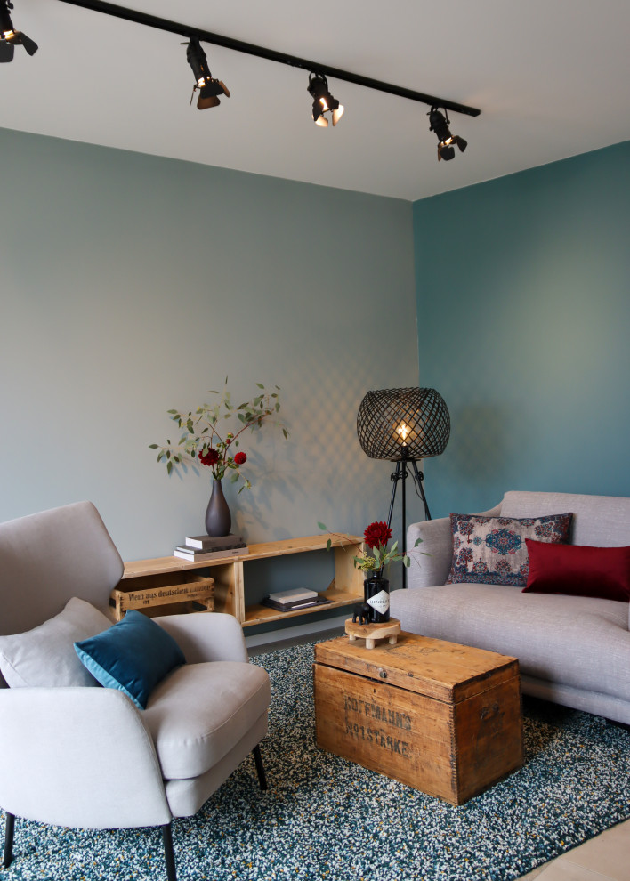 Esempio di un soggiorno design di medie dimensioni e aperto con pareti blu, pavimento in pietra calcarea e pavimento beige