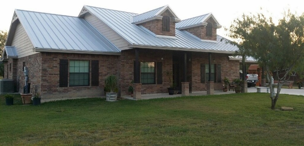 Mountain style home design photo in Austin