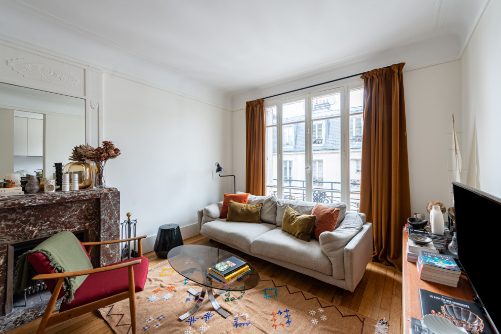 This is an example of an eclectic living room in Paris.